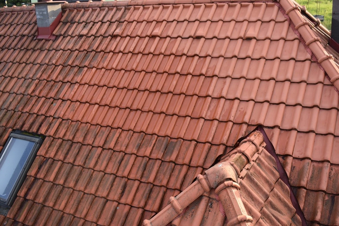 Ukážka čistenia strechy - Bombafasada