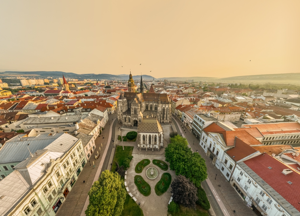 Pohľad na panorámu Košíc s modernou aj historickou architektúrou, ideálne miesto na investovanie do nehnuteľnosti