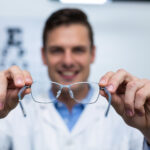 Historické aj moderné okuliare symbolizujúce vývoj očnej optiky cez stáročia.