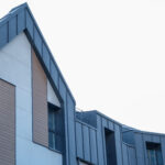 Moderný rodinný dom s jednoduchým dizajnom.