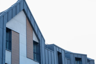 Moderný rodinný dom s jednoduchým dizajnom.