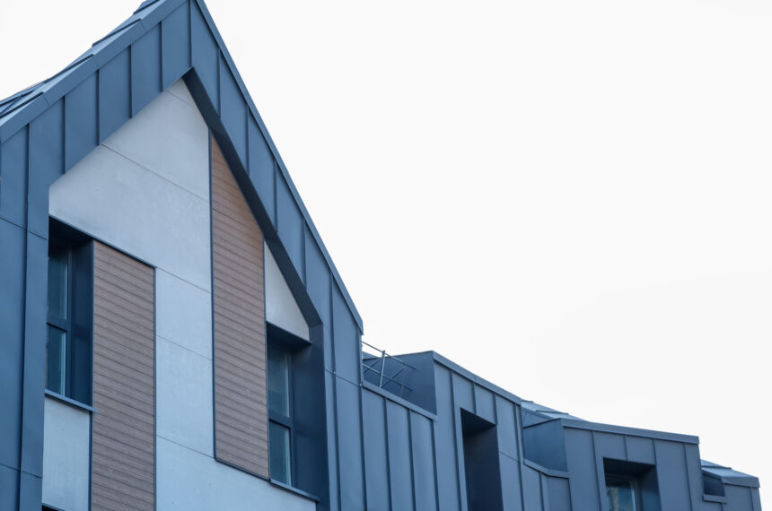 Moderný rodinný dom s jednoduchým dizajnom.