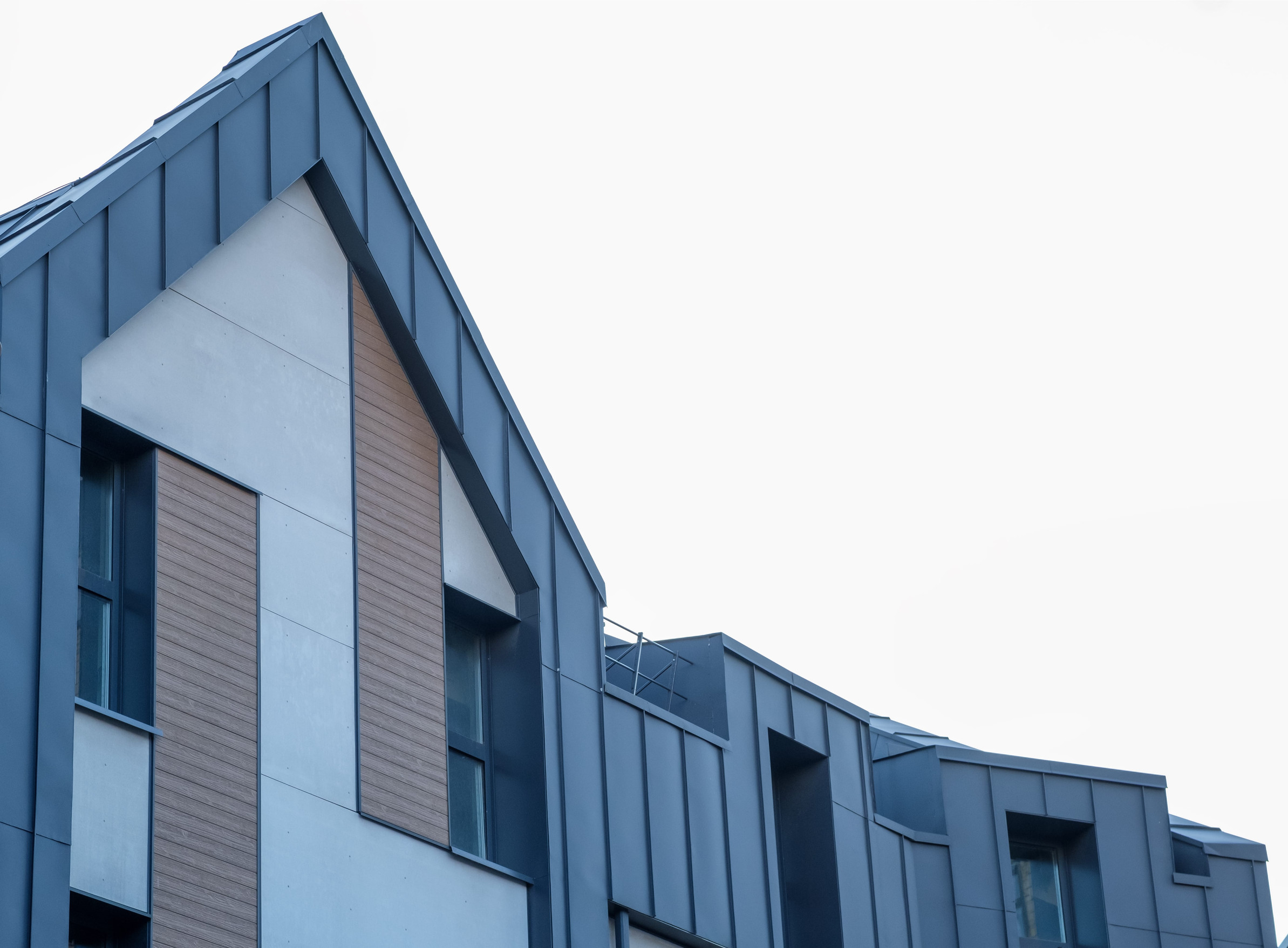 Moderný rodinný dom s jednoduchým dizajnom.