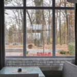 Hliníkové okno s trojsklom v interiéri domu.