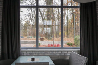 Hliníkové okno s trojsklom v interiéri domu.