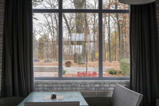 Hliníkové okno s trojsklom v interiéri domu.