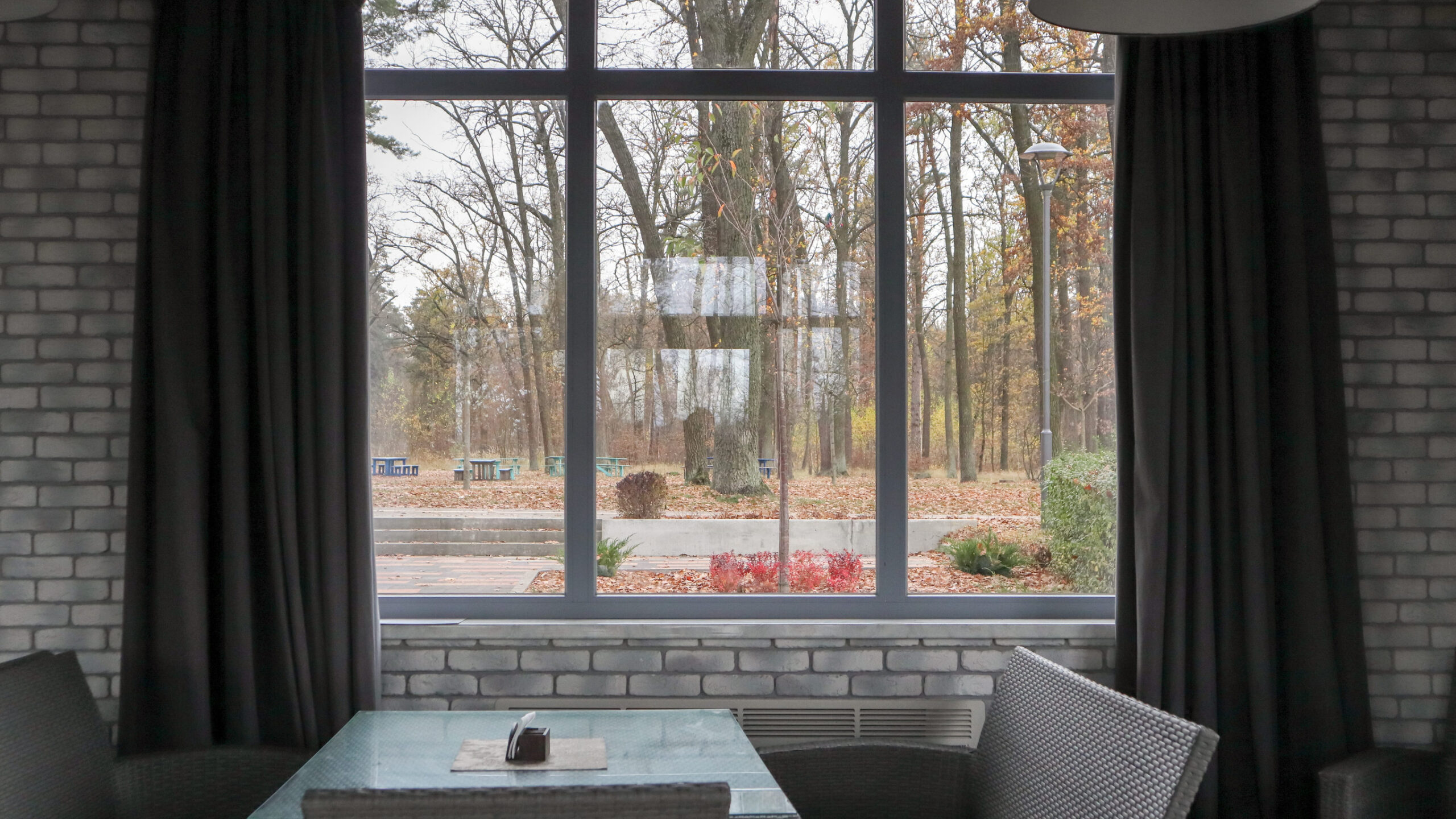 Hliníkové okno s trojsklom v interiéri domu.