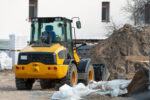 Nákladné a úžitkové vozidlá na stavenisku zabezpečujú prepravu stavebného materiálu a technického vybavenia počas výstavby.