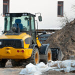 Nákladné a úžitkové vozidlá na stavenisku zabezpečujú prepravu stavebného materiálu a technického vybavenia počas výstavby.